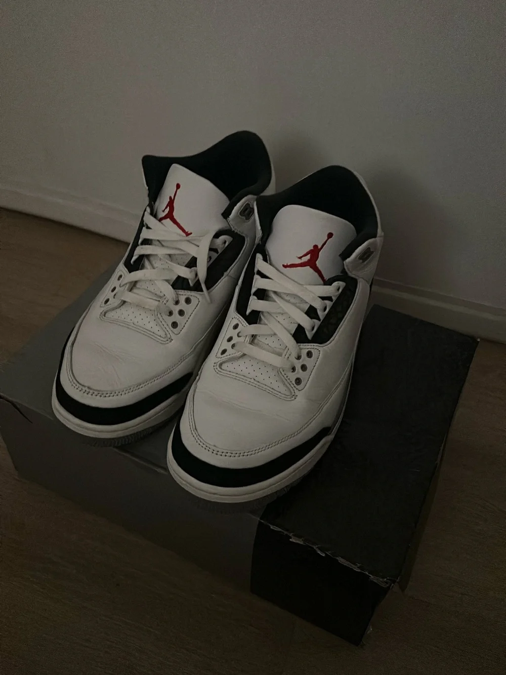 Jordan Men's White/Black/Red Retro Sneakers